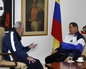 Conversan Fidel y Raúl con Chávez
