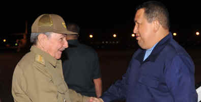 Recibe Raúl a Chávez a su llegada a La Habana